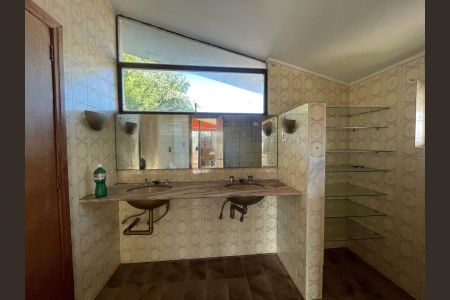 Casa para alugar com 600m², 4 quartos e 3 vagasBanheiro da suíte