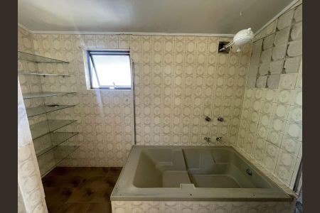 Casa para alugar com 600m², 4 quartos e 3 vagasBanheiro da suíte
