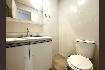 Banheiro  de apartamento para alugar com 2 quartos, 66m² em Rio Branco, Porto Alegre