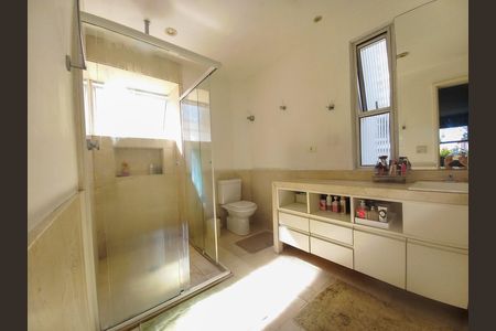 Apartamento à venda com 212m², 3 quartos e 2 vagasBanheiro da Suíte