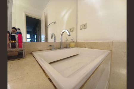 Apartamento à venda com 212m², 3 quartos e 2 vagasBanheiro da Suíte