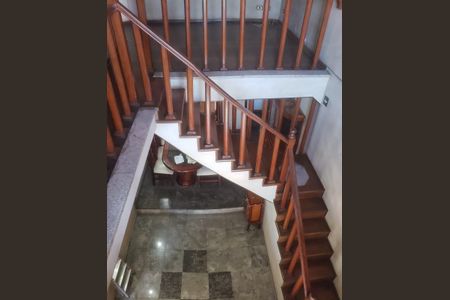 Casa à venda com 280m², 3 quartos e 2 vagasEscada