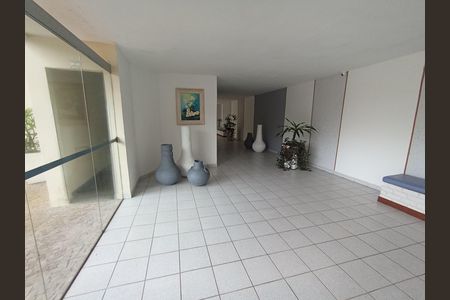 Apartamento à venda com 180m², 4 quartos e 2 vagas Apartamento à venda com 180m², 4 quartos e 2 vagasHall de entrada