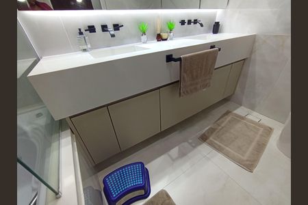 Apartamento à venda com 180m², 4 quartos e 2 vagas Apartamento à venda com 180m², 4 quartos e 2 vagasBanheiro suíte