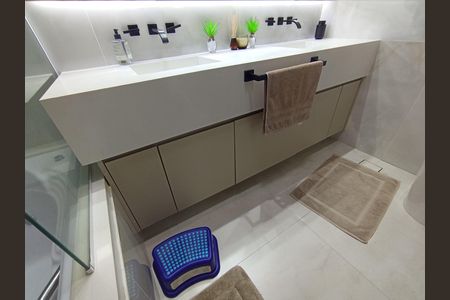 Apartamento à venda com 180m², 4 quartos e 2 vagas Apartamento à venda com 180m², 4 quartos e 2 vagasBanheiro suite