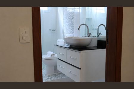 Casa para alugar com 320m², 4 quartos e 2 vagas Casa para alugar com 320m², 4 quartos e 2 vagasBanheiro 2