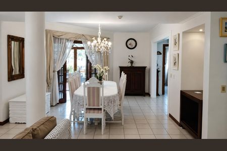 Casa para alugar com 320m², 4 quartos e 2 vagas Casa para alugar com 320m², 4 quartos e 2 vagasSala