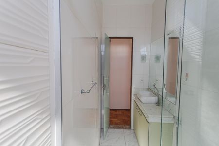 Banheiro Social de apartamento para alugar com 2 quartos, 60m² em Sagrada Família, Belo Horizonte