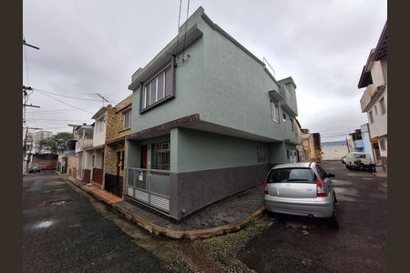 Casa à venda com 57m², 3 quartos e 1 vaga Casa à venda com 57m², 3 quartos e 1 vagaFachada