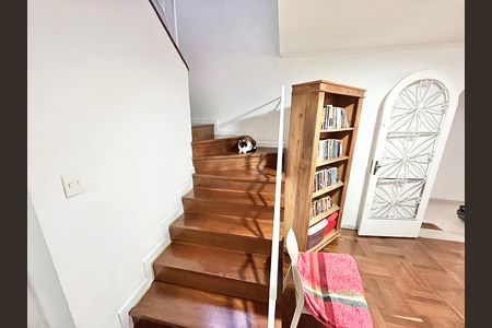 Casa à venda com 189m², 4 quartos e 4 vagas Casa à venda com 189m², 4 quartos e 4 vagasEscada