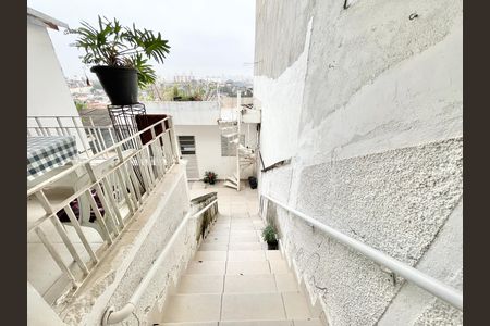 Casa à venda com 189m², 4 quartos e 4 vagas Casa à venda com 189m², 4 quartos e 4 vagasEscada