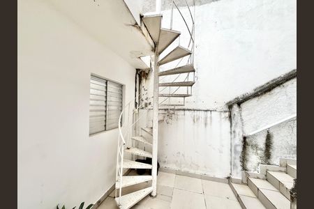Casa à venda com 189m², 4 quartos e 4 vagas Casa à venda com 189m², 4 quartos e 4 vagasEscada