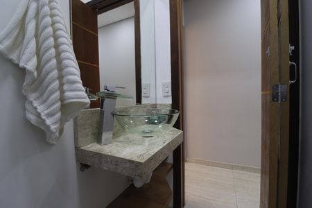 Casa de condomínio à venda com 250m², 3 quartos e 4 vagasLavabo