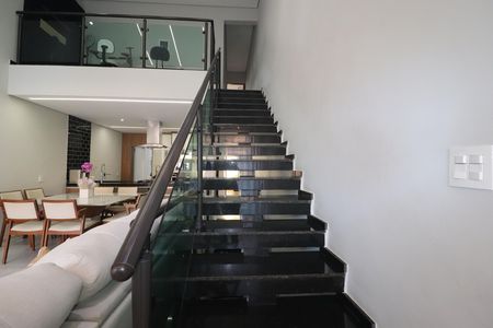 Casa de condomínio à venda com 250m², 3 quartos e 4 vagasEscada