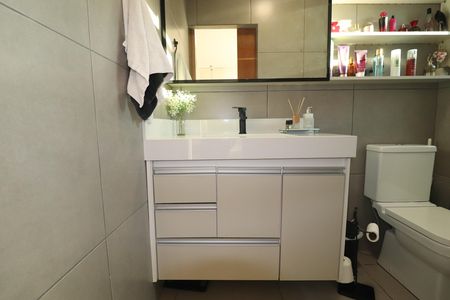 Casa de condomínio à venda com 250m², 3 quartos e 4 vagasBanheiro Quarto 1 suíte