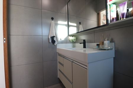 Casa de condomínio à venda com 250m², 3 quartos e 4 vagasBanheiro Quarto 1 suíte