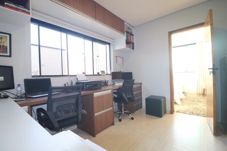 Casa de condomínio à venda com 250m², 3 quartos e 4 vagasEscritório