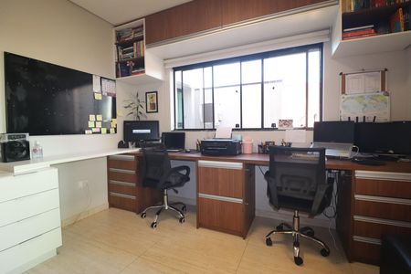 Casa de condomínio à venda com 250m², 3 quartos e 4 vagasEscritório