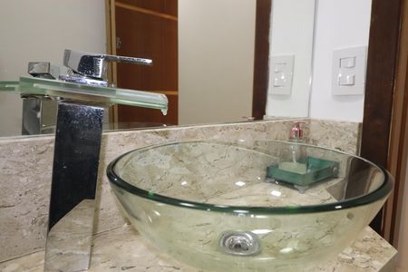 Casa de condomínio à venda com 250m², 3 quartos e 4 vagasLavabo