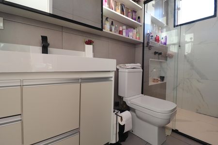 Casa de condomínio à venda com 250m², 3 quartos e 4 vagasBanheiro Quarto 2 suíte