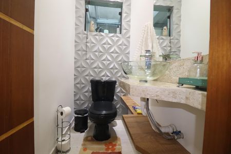Casa de condomínio à venda com 250m², 3 quartos e 4 vagasLavabo