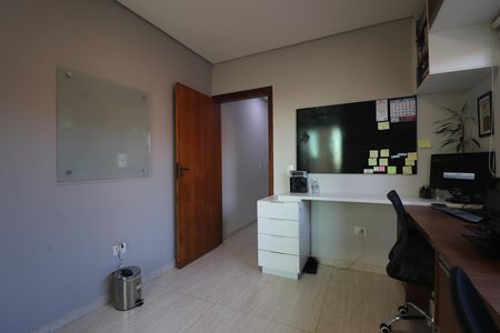 Casa de condomínio à venda com 250m², 3 quartos e 4 vagasEscritório