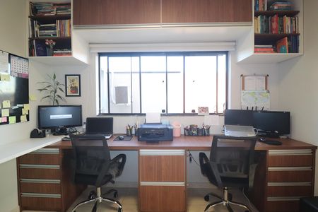 Casa de condomínio à venda com 250m², 3 quartos e 4 vagasEscritório