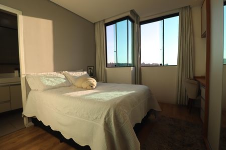 Casa de condomínio à venda com 250m², 3 quartos e 4 vagasQuarto 2 suíte