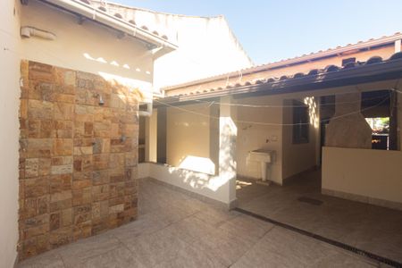 Casa à venda com 142m², 2 quartos e 2 vagas Casa à venda com 142m², 2 quartos e 2 vagasVaranda