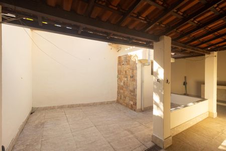Casa à venda com 142m², 2 quartos e 2 vagas Casa à venda com 142m², 2 quartos e 2 vagasVaranda