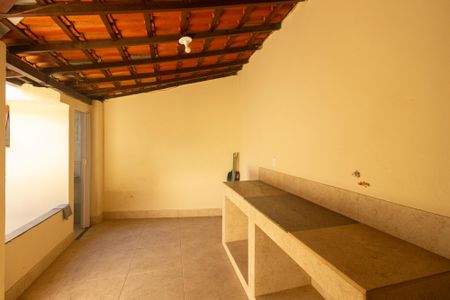 Casa à venda com 142m², 2 quartos e 2 vagas Casa à venda com 142m², 2 quartos e 2 vagasVaranda