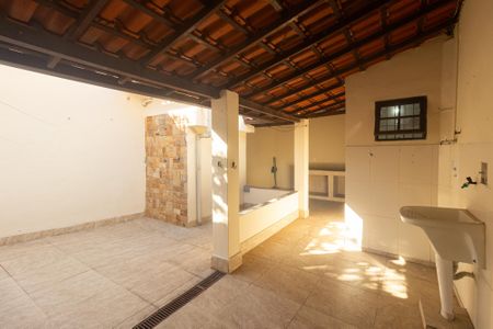 Casa à venda com 142m², 2 quartos e 2 vagas Casa à venda com 142m², 2 quartos e 2 vagasVaranda