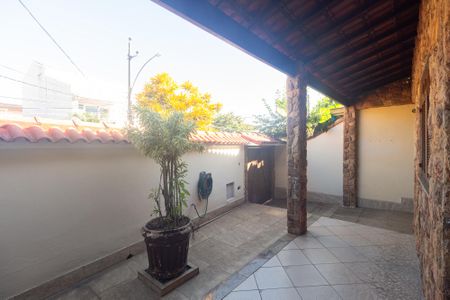 Casa à venda com 142m², 2 quartos e 2 vagas Casa à venda com 142m², 2 quartos e 2 vagasQuintal