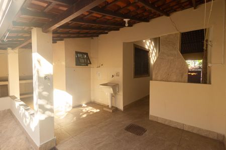 Casa à venda com 142m², 2 quartos e 2 vagas Casa à venda com 142m², 2 quartos e 2 vagasVaranda