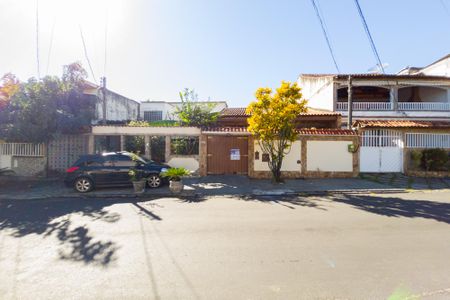 Casa à venda com 142m², 2 quartos e 2 vagas Casa à venda com 142m², 2 quartos e 2 vagasFachada