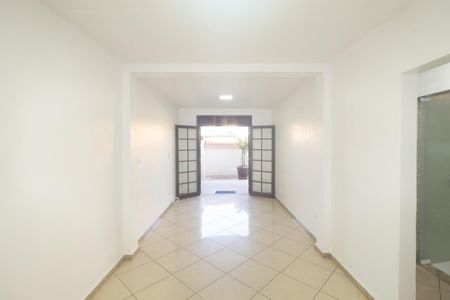 Casa à venda com 142m², 2 quartos e 2 vagas Casa à venda com 142m², 2 quartos e 2 vagasSala
