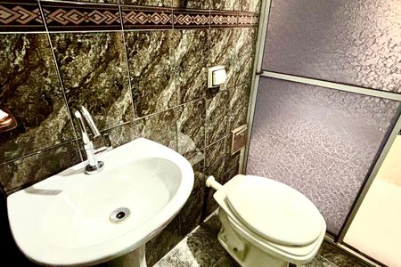 Casa para alugar com 420m², 4 quartos e 6 vagasBanheiro 2