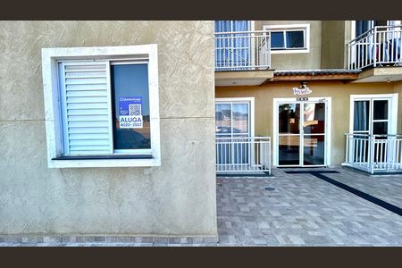 Placa instalada na fachada do imóvel  de apartamento para alugar com 2 quartos, 47m² em Vila Nova Bonsucesso, Guarulhos