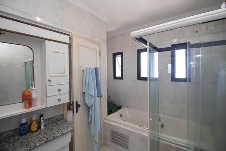 Casa à venda com 700m², 5 quartos e 8 vagas Casa à venda com 700m², 5 quartos e 8 vagasBanheiro da Suíte 1
