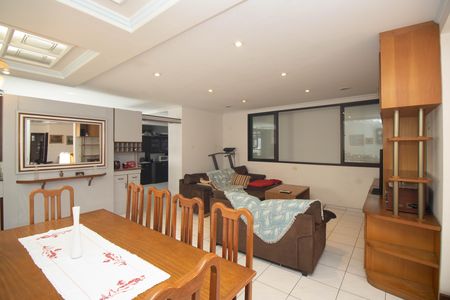 Casa à venda com 700m², 5 quartos e 8 vagas Casa à venda com 700m², 5 quartos e 8 vagasSala de Jantar