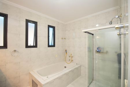 Casa à venda com 700m², 5 quartos e 8 vagas Casa à venda com 700m², 5 quartos e 8 vagasBanheiro da Suíte 2