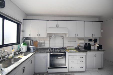 Casa à venda com 700m², 5 quartos e 8 vagas Casa à venda com 700m², 5 quartos e 8 vagasCozinha