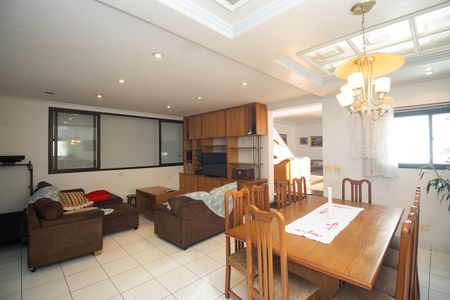 Casa à venda com 700m², 5 quartos e 8 vagas Casa à venda com 700m², 5 quartos e 8 vagasSala de Jantar