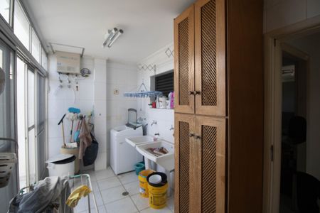 Casa à venda com 700m², 5 quartos e 8 vagas Casa à venda com 700m², 5 quartos e 8 vagasÁrea de Serviço