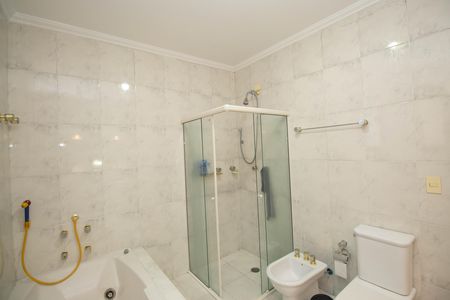 Casa à venda com 700m², 5 quartos e 8 vagas Casa à venda com 700m², 5 quartos e 8 vagasBanheiro da Suíte 2