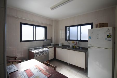 Casa à venda com 700m², 5 quartos e 8 vagas Casa à venda com 700m², 5 quartos e 8 vagasCozinha Salão
