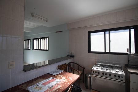 Casa à venda com 700m², 5 quartos e 8 vagas Casa à venda com 700m², 5 quartos e 8 vagasCozinha Salão