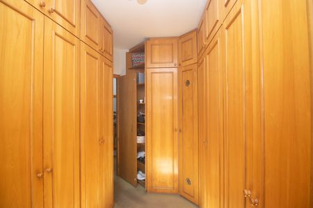 Casa à venda com 700m², 5 quartos e 8 vagas Casa à venda com 700m², 5 quartos e 8 vagasCloset