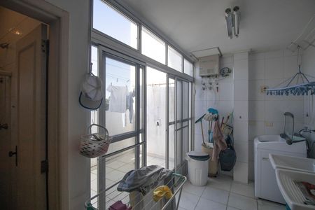 Casa à venda com 700m², 5 quartos e 8 vagas Casa à venda com 700m², 5 quartos e 8 vagasÁrea de Serviço