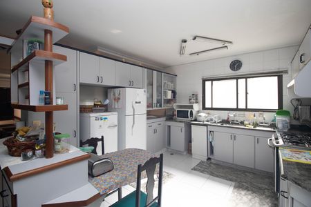 Casa à venda com 700m², 5 quartos e 8 vagas Casa à venda com 700m², 5 quartos e 8 vagasCozinha